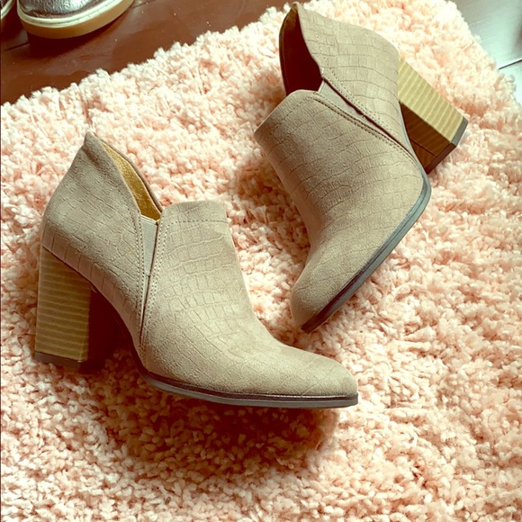 Dr. Scholl's Shoes - Dr. Scholls block heel shoes 7.5 booties Dr. Scholl's Shoes - Dr. Scholls block heel shoes 7.5 booties